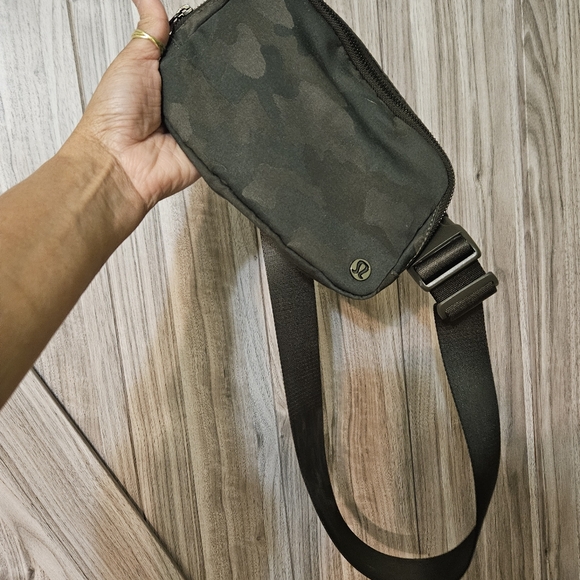 lululemon everywhere belt bag olive Crossbody 1L Lululemon Everywhere Belt Bag Large
